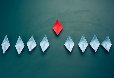Group of paper boats on a green background. concept of a strong leader in a team, manipulation of 
