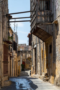 Narrow alley amidst buildings in city