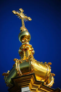 Low angle view of statue of building against blue sky