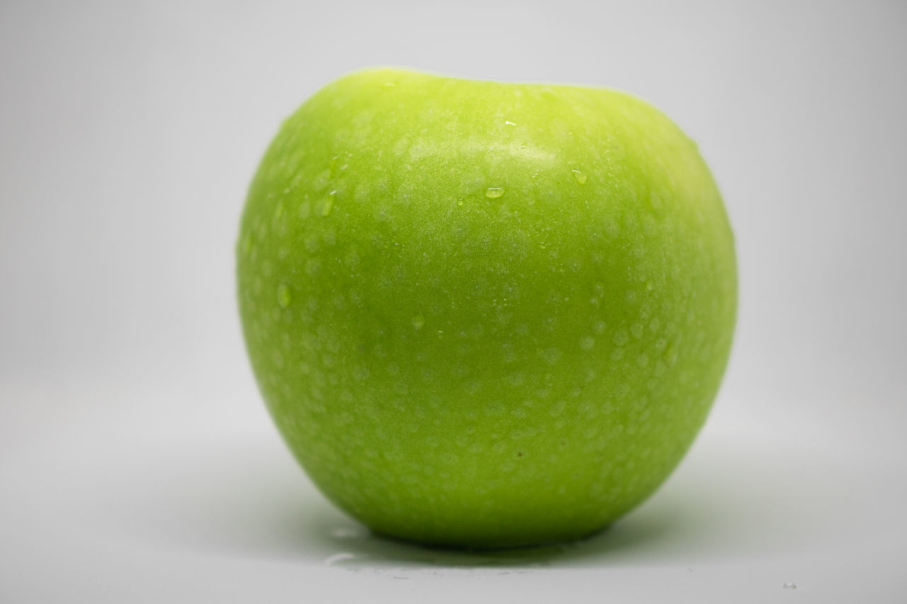 CLOSE-UP OF APPLE ON TABLE