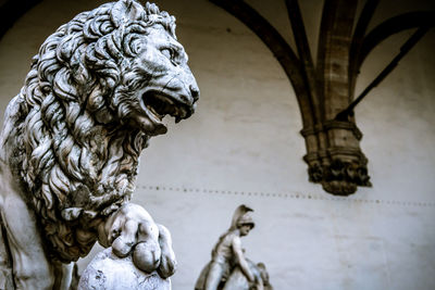Lion at loggia dei lanzi, piazza della signoria, florence. statue 1600 by flaminio vacca.