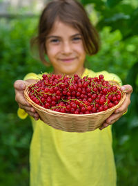 Portrait of woman holding fruit