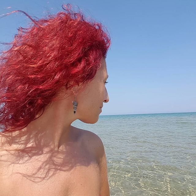 young adult, water, young women, sea, lifestyles, headshot, person, leisure activity, long hair, clear sky, beach, close-up, front view, horizon over water, head and shoulders, sunlight