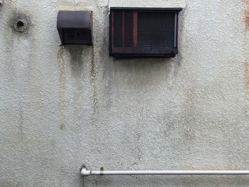 Air conditioner and duct with pipe on wall