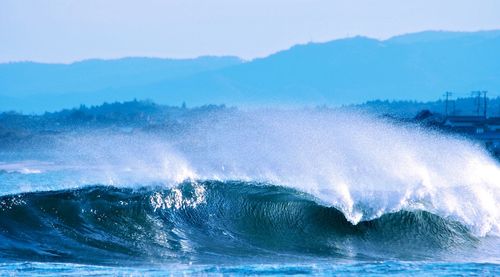 Waves splashing on rocks