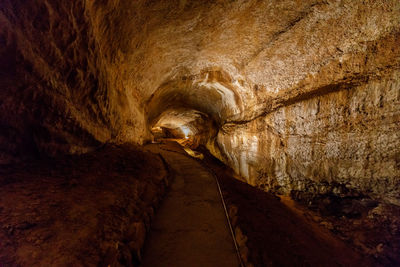 Rock formation in tunnel