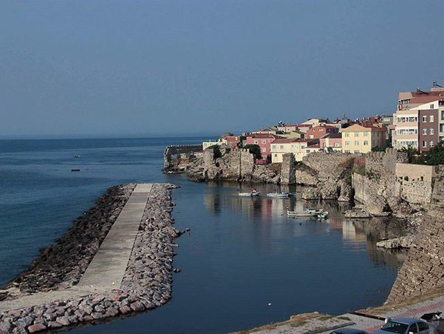 sea, water, built structure, architecture, building exterior, clear sky, horizon over water, high angle view, house, residential structure, residential building, copy space, blue, town, residential district, day, beach, coastline, nature, outdoors