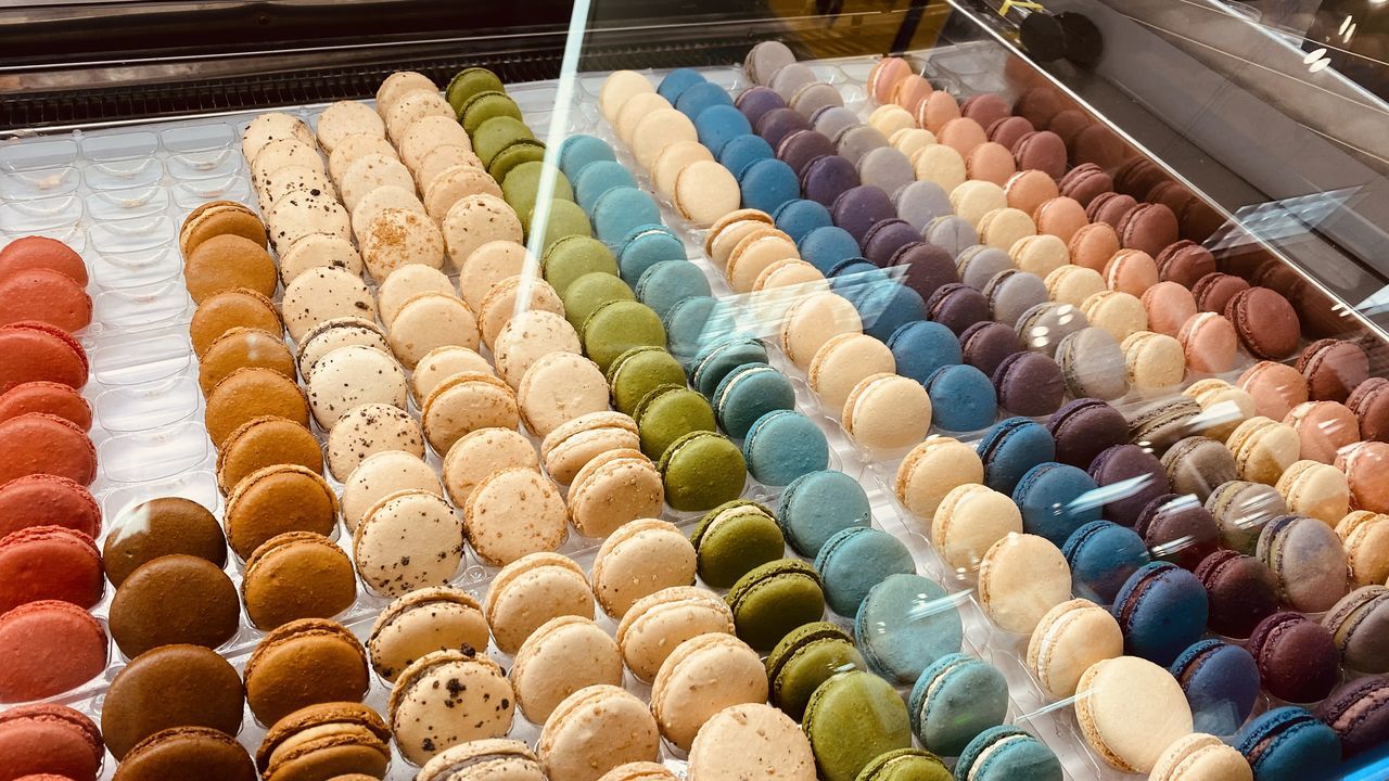 FULL FRAME SHOT OF MULTI COLORED CANDIES FOR SALE AT MARKET STALL