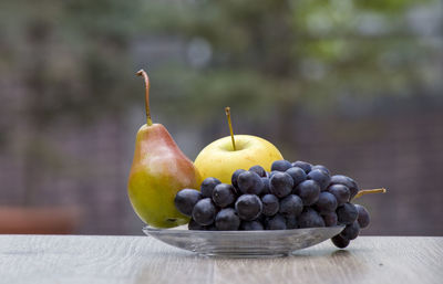 Close-up of grapes in bowl on table