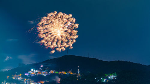 Images with new year's, réveillon, fireworks exploding in the sky in niterói, rio de janeiro, brazil