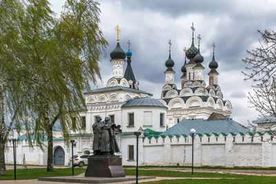 Statue outside temple against building