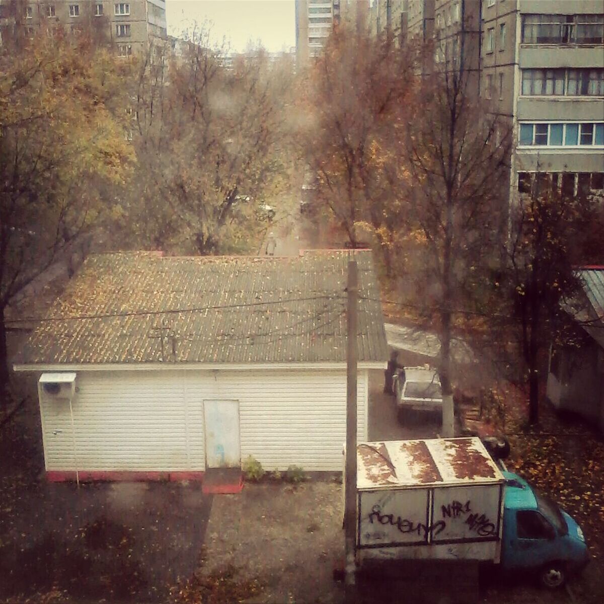 building exterior, architecture, built structure, tree, house, residential structure, residential building, window, building, city, day, abandoned, no people, outdoors, transportation, car, mode of transport, high angle view, land vehicle, street