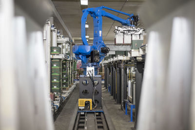 Machine packing apple boxes