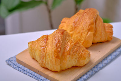 Close-up of bread in plate on table