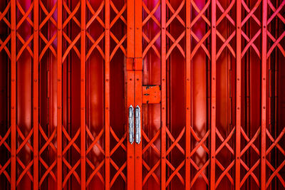 Metallic gate of bridge