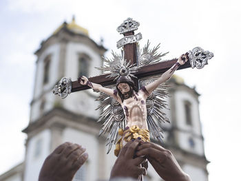 Faithful celebrate the last friday of the year at senhor do bonfim church.