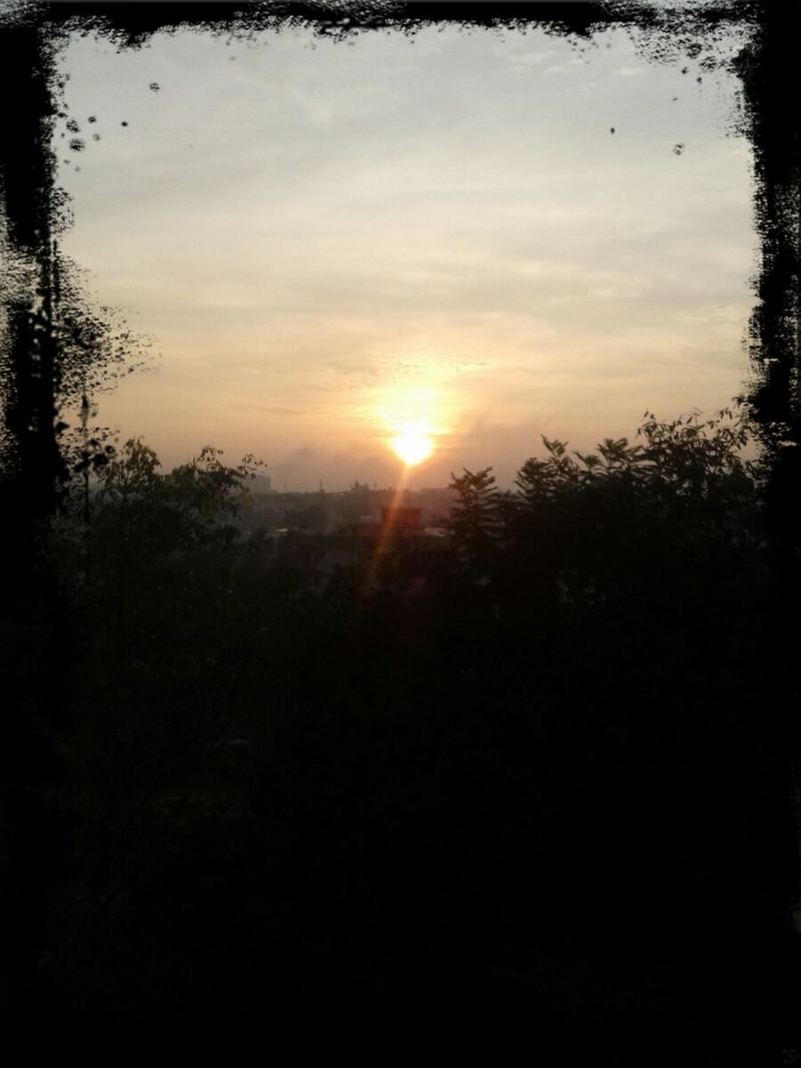 sunset, sun, silhouette, tranquil scene, scenics, tranquility, beauty in nature, tree, sky, nature, sunlight, orange color, cloud - sky, idyllic, landscape, sunbeam, outdoors, cloud, no people, back lit