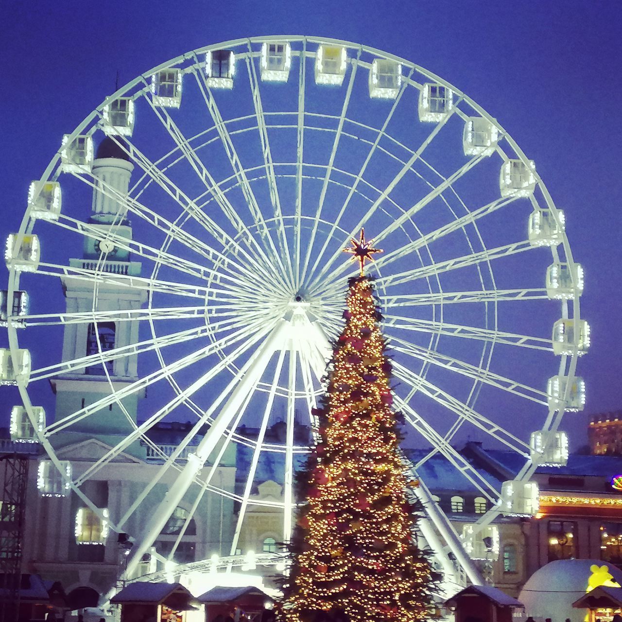 LOW ANGLE VIEW OF FERRIS WHEEL AGAINST CLEAR SKY