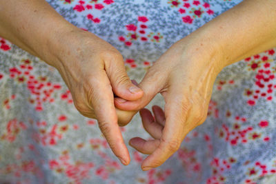 Midsection of woman hands