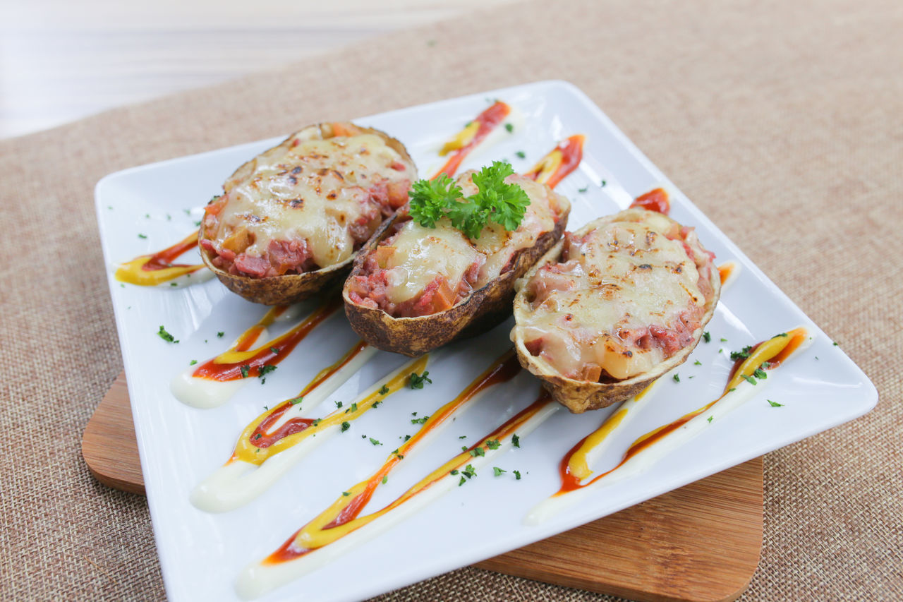 HIGH ANGLE VIEW OF MEAT AND BREAD ON PLATE