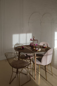 Table and chairs in a room