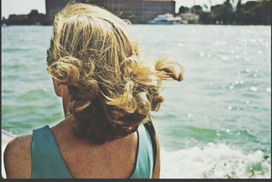 focus on foreground, water, rear view, leisure activity, lifestyles, headshot, close-up, person, long hair, sea, side view, blond hair, day, outdoors, waist up, river, head and shoulders, lake