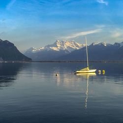 Sailboats in lake against sky