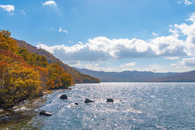 Lake towada autumn foliage scenery. towada-hachimantai national park in tohoku region. aomori, japan