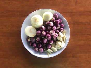 High angle view of grapes in bowl on table