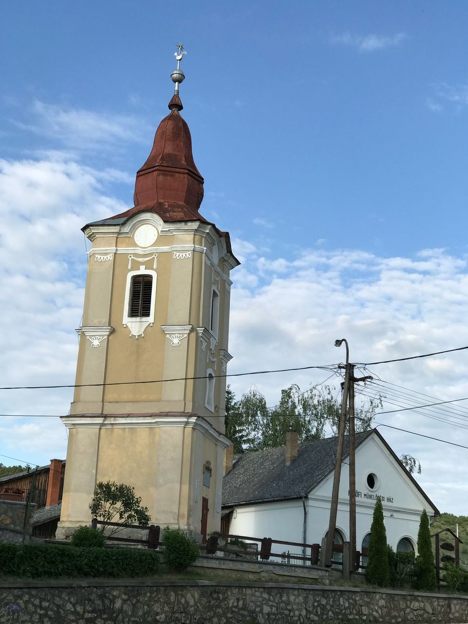 LOW ANGLE VIEW OF CLOCK TOWER AGAINST SKY