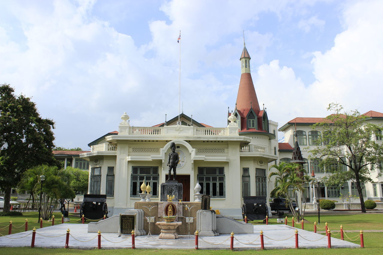 STATUE OF BUILDINGS AGAINST SKY