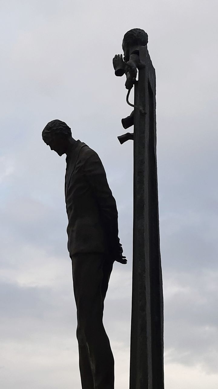 LOW ANGLE VIEW OF STATUE AGAINST THE SKY