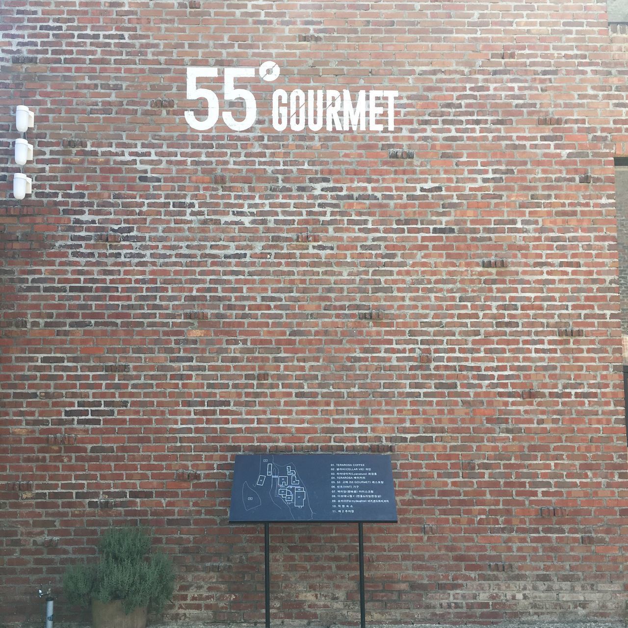 CLOSE-UP OF ARROW SYMBOL ON BRICK WALL