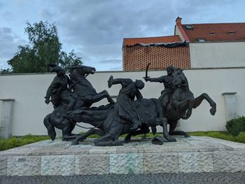 Statue against sky