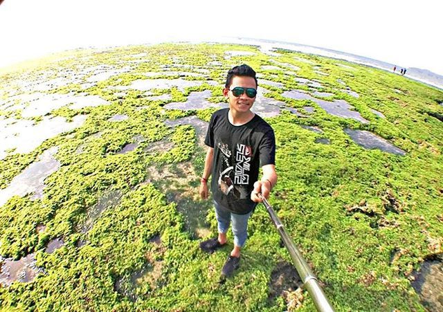 young adult, portrait, looking at camera, lifestyles, casual clothing, person, leisure activity, standing, mountain, front view, young men, smiling, full length, green color, sunglasses, nature