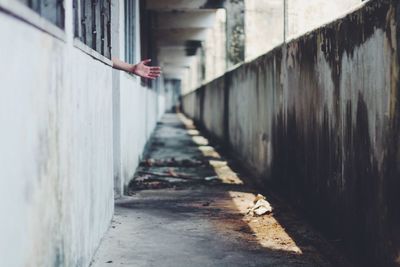 Narrow walkway along buildings