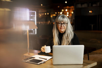 Mature businesswoman in cafe