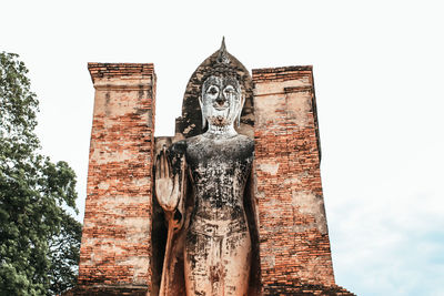 Statue of historic building against sky