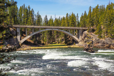 Arch bridge across the yellowstone river in the yellowstone national park, wyoming