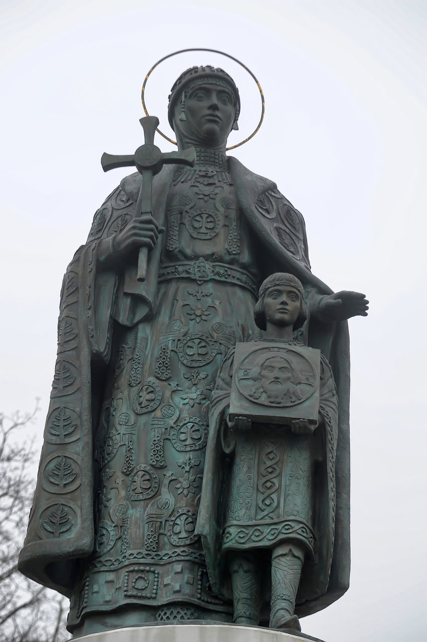 LOW ANGLE VIEW OF STATUES AGAINST SKY