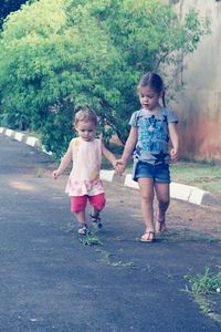 Full length of girl and daughter on tree