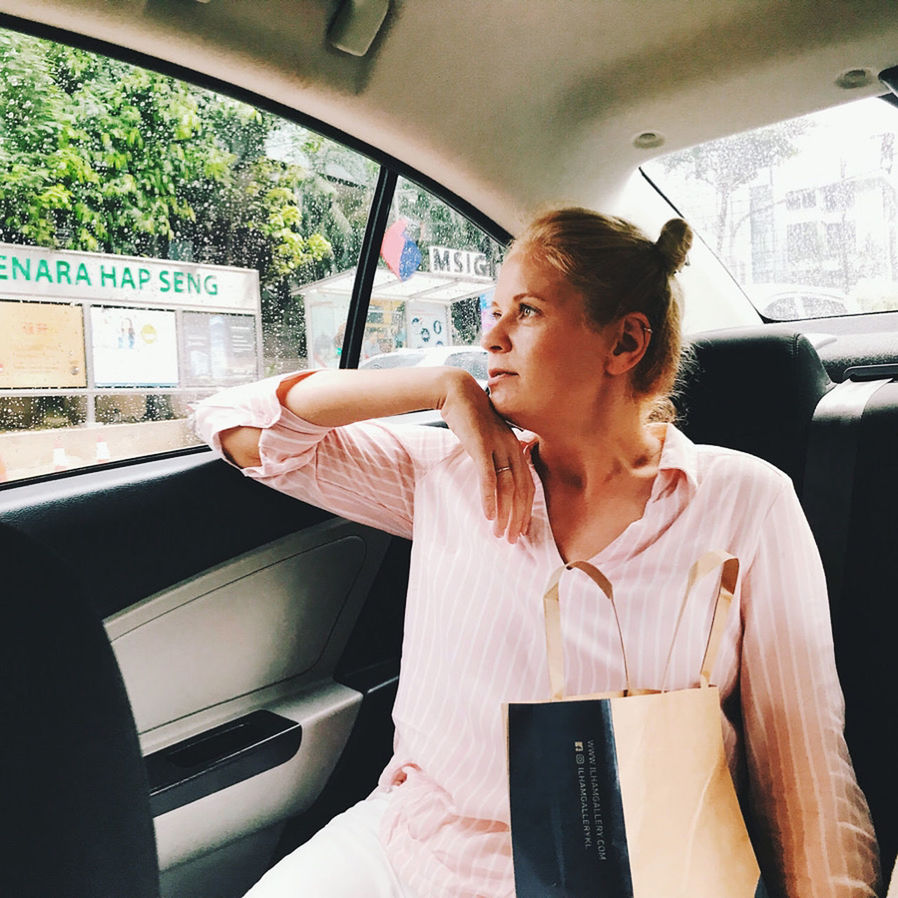 MID ADULT WOMAN SITTING IN CAR