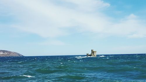 Isle of man amidst sea against sky