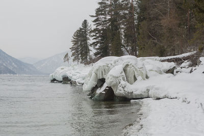 Unfrozen lake teletskoye in winter. russia altai krai