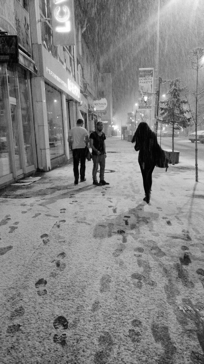 walking, lifestyles, building exterior, men, full length, built structure, architecture, street, person, leisure activity, rear view, season, city, city life, winter, weather, cold temperature