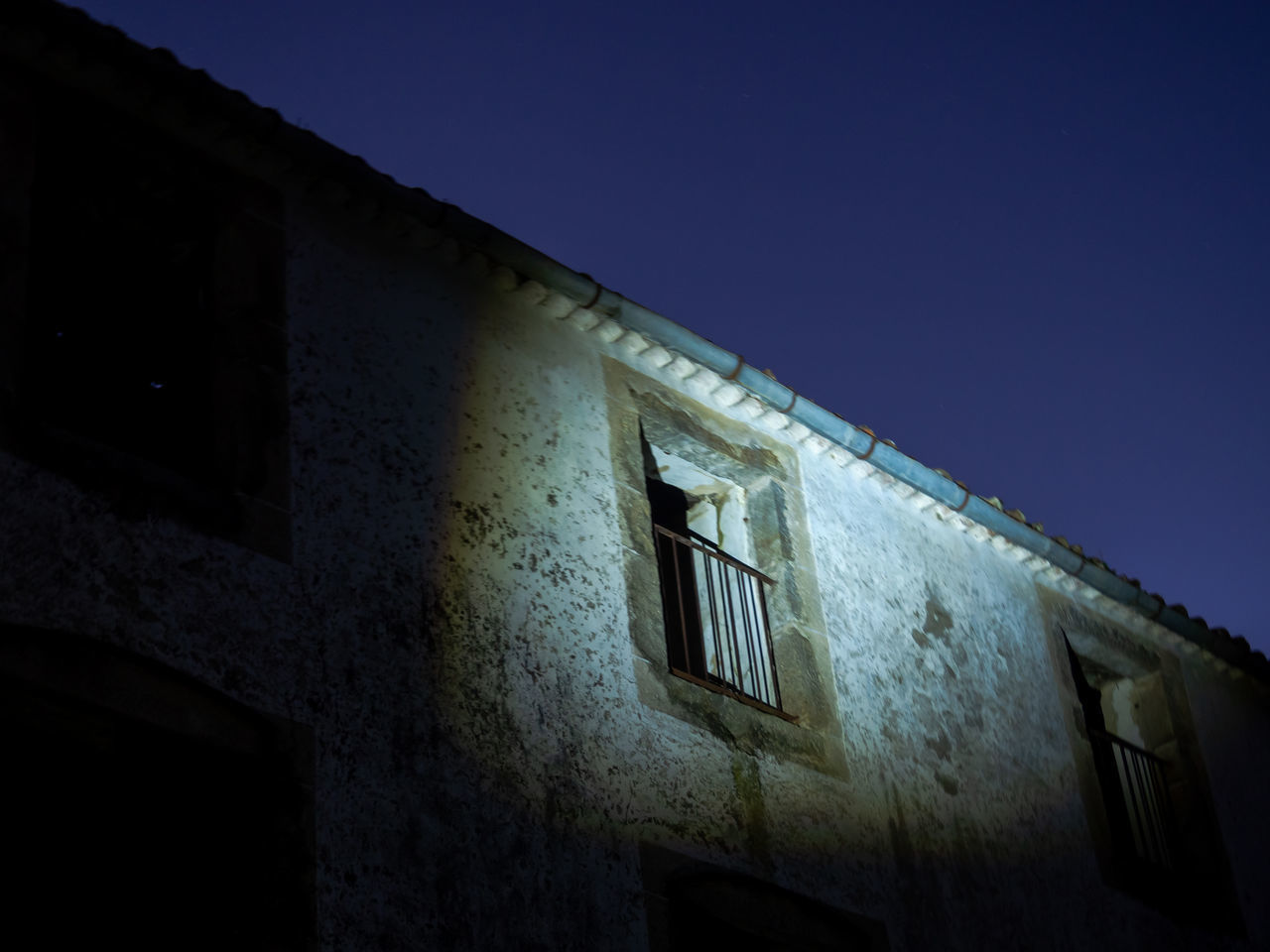 LOW ANGLE VIEW OF OLD BUILDING AGAINST CLEAR SKY