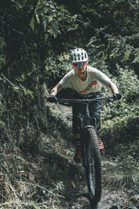 Portrait action shot of focussed female mountainbiker riding a trail
