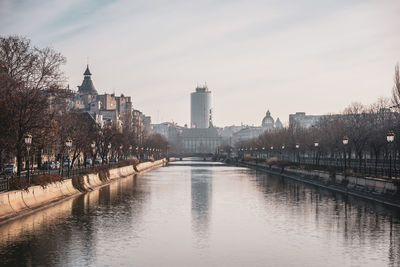 River amidst buildings against sky in city