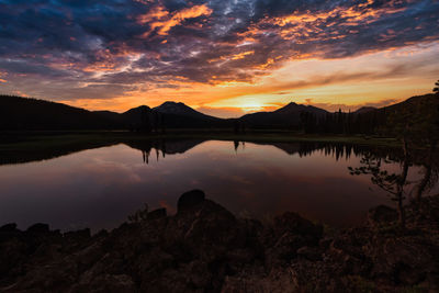 Bend oregon sparks lake with vibrant sunrise clouds and reflections