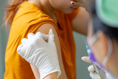 The nurse prepares the injection drug.